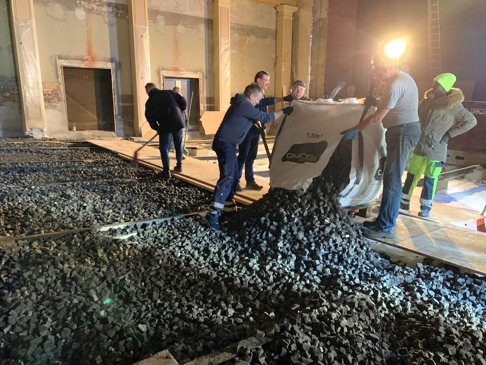 Der alte Fußboden und der Unterbau wurden rausgeschafft. Das was, wie Schotter a...