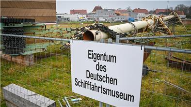 Der alte Handkurbelkran rostet mit dem Mast der Seuten Deern am Neubau des Forschungsdepot im Fischereihafen vor sich hin. Nun soll das technische Denkmal vor weiterem Verfall bewahrt werden. Für Transport, Lagergestell und Zelt würden 35.000 Euro fällig.