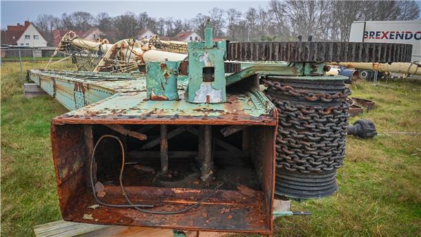 Der alte Handkurbelkran rostet neben dem Neubau des Forschungsdepots im Fischereihafen vor sich hin. Sein Umzug in einen witterungsgeschützen Bau steht noch aus.