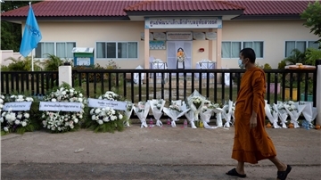 Der Amoklauf hat die Gemeinde Nongbua Lamphu tief erschüttert. Als Zeichen der Trauer legen Mönche Kränze und Blumen vor der Einrichtung ab.