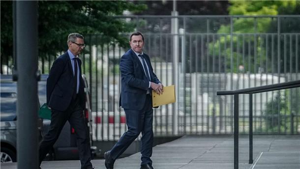 Der amtierende Geschäftsträger der russischen Botschaft Alexej Korljakow (r) auf dem Weg in das Auswärtige Amt.