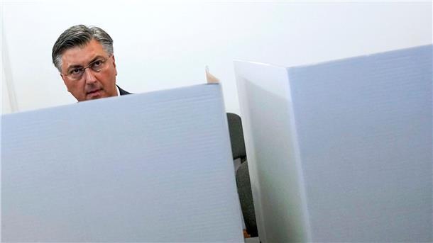 Kroatien wählt neues Parlament Der amtierende kroatische Ministerpräsident Andrej Plenkovic während seiner Stimmabgab in einem Wahllokal in Zagreb.