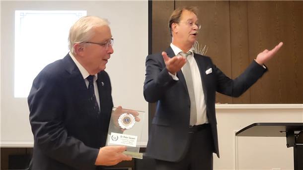 Zwei Männer, einer von ihnen hält eine gläserne Trophäe in den Händen. Dr. Peter Gatzert und Ingo Finger, Lions Club.