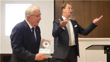 Zwei Männer, einer von ihnen hält eine gläserne Trophäe in den Händen. Dr. Peter Gatzert und Ingo Finger, Lions Club.