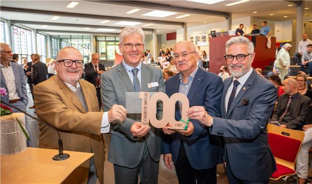 Der amtierende Schulleiter Frank Stegemann (Zweiter von links) mit seinen Amtsvo...