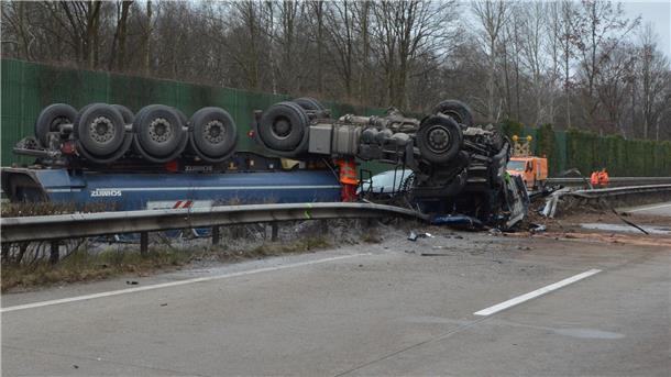 Lkw überschlägt sich und durchbricht Leitplanke - A27 bis in den Abend gesperrt Unfall Lkw Auto Autobahn