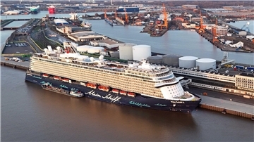Blick auf die Columbuskaje in Bremerhaven an der die "Mein Schiff 3" liegt.