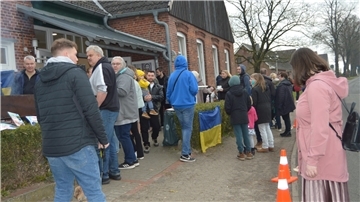 Warteschlangen vor dem Ukrainischen Basar im Gemeindehaus in Bexhövede