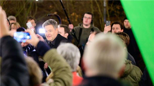 Habeck: Bündnisse der Demokraten sind Gegengift gegen Rechts Der Andrang zur Veranstaltung war groß.