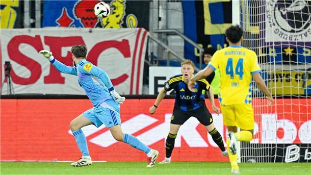 Sieg in Saarbrücken: Braunschweig vor Zweitliga-Verbleib Der Anfang vom Ende für den 1. FC Saarbrücken: Torwart Menzel kann das 0:1 nicht verhindern.