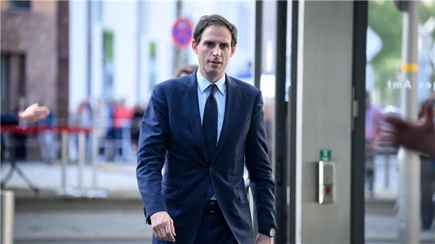 Der angehende EU-Klimakommissar Wopke Hoekstra spricht sich für Steuern auf Kerosin aus.