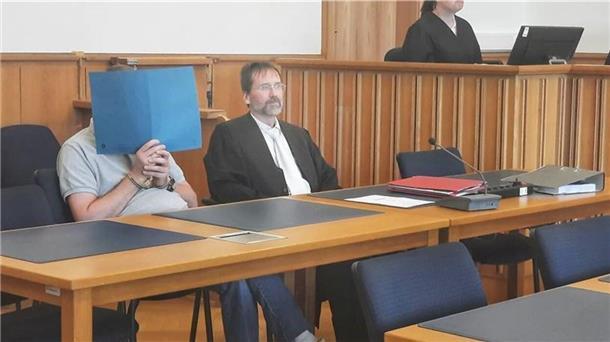 Der Angeklagte aus Harsefeld entschied sich am ersten Prozesstag für ein Geständnis. Nicht sein Anwalt Dierk Fittschen, sondern er selbst übernahm das Reden.