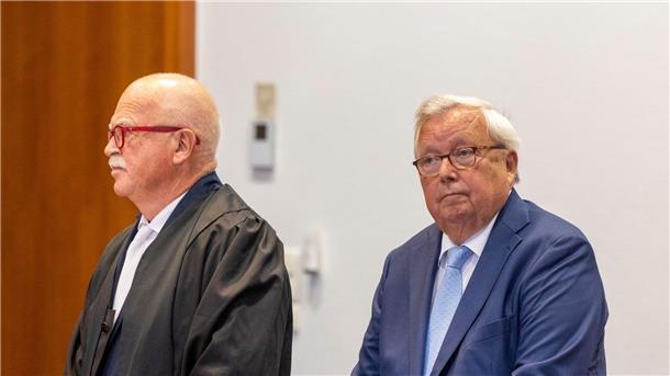 Der angeklagte Bankier Christian Olearius (r) neben seinem Anwalt im Gerichtssaal im Bonner Landgericht.