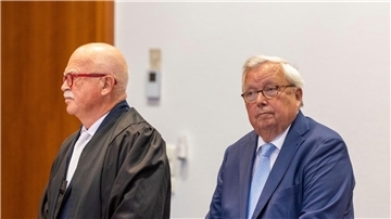 Der angeklagte Bankier Christian Olearius (r) neben seinem Anwalt im Gerichtssaal im Bonner Landgericht.