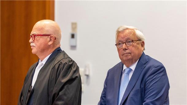 Bankier Olearius kündigt Erklärung im Cum-Ex-Prozess an Der angeklagte Bankier Christian Olearius (r) neben seinem Anwalt Peter Gauweiler im Gerichtssaal im Bonner Landgericht.