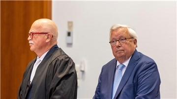 Der angeklagte Bankier Christian Olearius (r) neben seinem Anwalt Peter Gauweiler im Gerichtssaal im Bonner Landgericht.