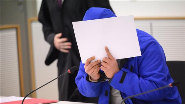 Neun Jahre Haft für tödliche Samuraischwert-Attacke Der Angeklagte beim Prozessauftakt im Gerichtssaal im Landgericht Braunschweig.
