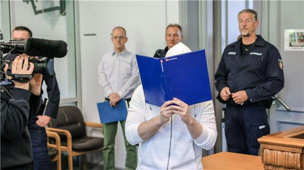 Demonstranten bei AfD-Treffen angefahren: Mann vor Gericht Der Angeklagte betritt den Verhandlungssaal im Kieler Landgericht.