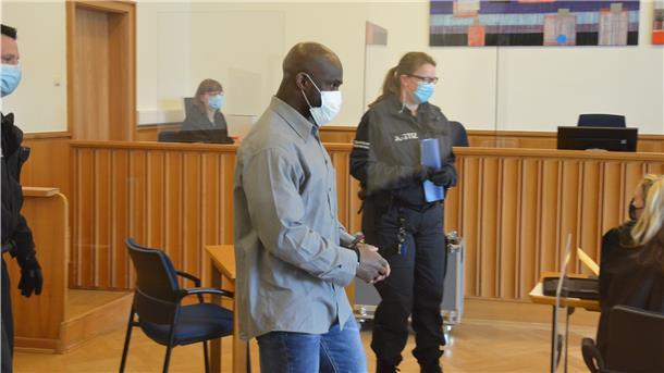 Der Angeklagte betritt in Handschellen den Schwurgerichtssaal des Landgerichts Stade. Dort wurde seit dem 8. Februar gegen ihn verhandelt. Das Verfahren endete mit einem Schuldspruch wegen Totschlags.