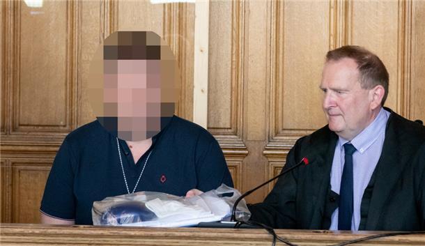 Der angeklagte Ehemann von Ekaterina B. und sein Anwalt.