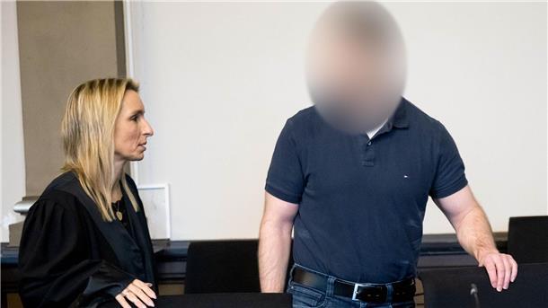 Der Angeklagte Florian G. steht neben seiner Verteidigerin Daniela Post im Gerichtssaal vom Landgericht Verden. Der Soldat hat mit einer Waffe vier Menschen im Landkreis Rotenburg ermordet.