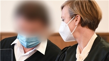 Der angeklagte frühere Geschäftsführer des mittlerweile insolventen Goldhändlers PIM wartet im Gerichtssaal des Landgerichts Darmstadt zusammen mit seiner Verteidigerin Stefanie Schott auf den Prozessbeginn.