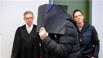 Der angeklagte Fußballtrainer hat vor Gericht in München hundertfachen Missbrauch zugegeben.