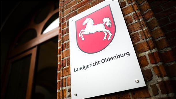 Versehen oder Mord? Prozess um totgefahrene Frau Der Angeklagte hat zu Prozessauftakt beteuert, seine getrennt lebende Frau versehentlich mit dem Auto überfahren zu haben. (Archivbild)