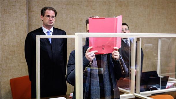 Tödlicher Raserunfall: Angeklagter bricht in Tränen aus Der Angeklagte im Gerichtssaal in München.