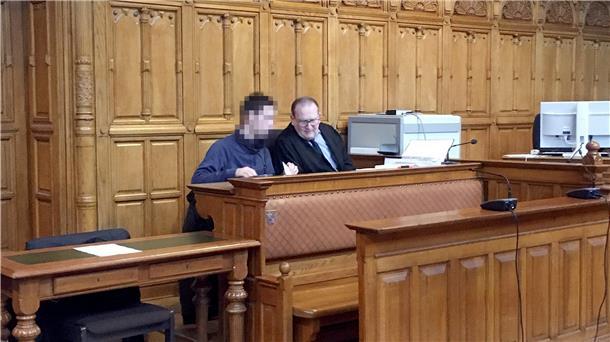 Der Angeklagte Julian T. mit seinem Verteidiger im Gerichtsaal.