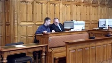 Der Angeklagte Julian T. mit seinem Verteidiger im Gerichtsaal.