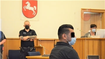 Der Angeklagte K. sitzt zum Prozessauftakt im Schwurgerichtssaal des Landgerichts Stade. Am Mittwoch wurde er zu einer Bewährungsstrafe verurteilt, nachdem er im Dezember 2020 den Onkel seiner Frau mutwillig angefahren hatte.