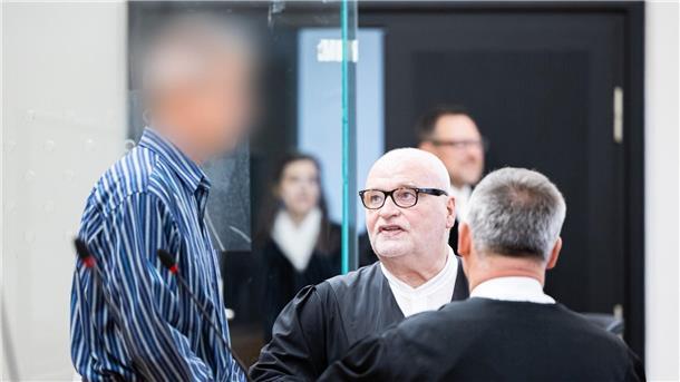 Bundesgerichtshof hebt Urteil gegen Musiker teils auf Der Angeklagte (l-r) steht vor Prozessbeginn in einem Gerichtssaal im Landgericht Hannover.