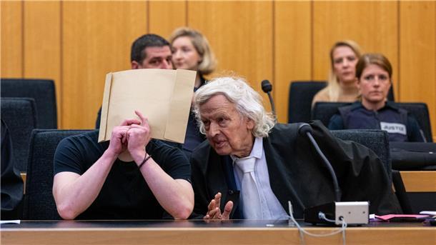 Tödliche Messerattacke auf Kirmes: Angeklagter gesteht Der Angeklagte (l) sitzt zum Prozessauftakt im Landgericht Münster neben einem seiner Verteidiger.
