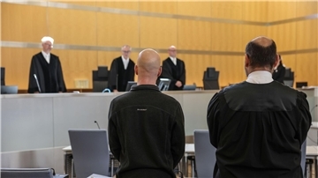 Der Angeklagte (l, vorne) neben seinem Anwalt Marvin Schroth (r) im Gerichtssaal in Düsseldorf.