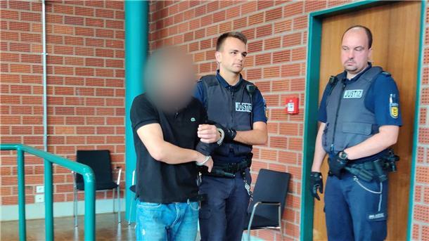 Mann muss wegen Mordes an Ehefrau lebenslang in Haft Der Angeklagte (l.) wird in Konstanz zu lebenslanger Haft verurteilt.