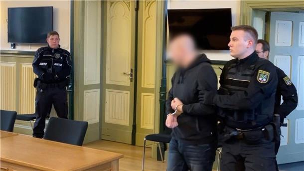 Der Angeklagte (M) in Stendal vor der Urteilsverkündung im Prozess um den Tod einer 19-Jährigen.