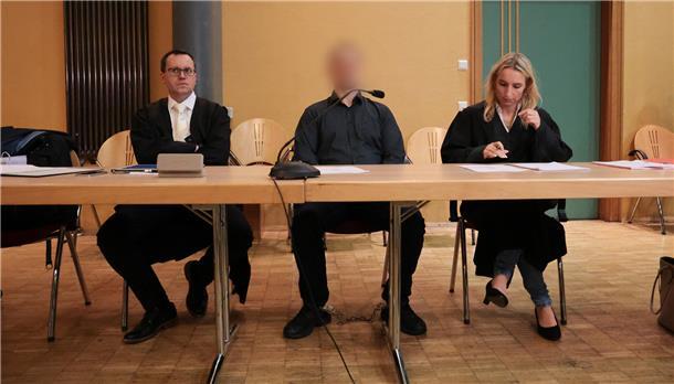 Der Angeklagte (M.) sitzt zwischen seinen Pflichtverteidigern Daniela Post (r.) und René Lancker (l.).