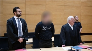 Der Angeklagte (M) und seine Verteidiger im Gerichtssaal im Landgericht Bielefeld.