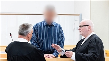 Der Angeklagte (m) vor Prozessbeginn im Landgericht Hannover.