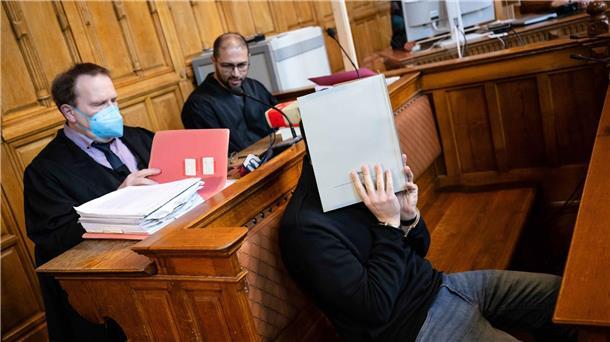 Armbrust-Schütze von Bremerhaven muss in Psychiatrie Der Angeklagte mit seinen Anwälten im Gerichtssaal in Bremen.