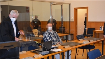 Menschen in einem Gerichtssaal. 
