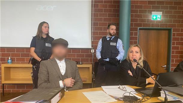 Der Angeklagte muss sich wegen Körperverletzung und Nachstellung mit Todesfolge vor Gericht verantworten.