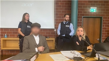 Der Angeklagte muss sich wegen Körperverletzung und Nachstellung mit Todesfolge vor Gericht verantworten.
