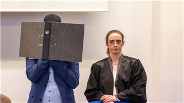 Der Angeklagte neben seiner Rechtsanwältin im Kölner Landgericht. Der Mann wurde zu einer langen Haftstrafe verurteilt.