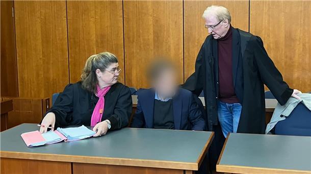 Strafe für Professor nach Misshandlung verschärft Der angeklagte Professor (M, verpixelt) ist zu einer Bewährungsstrafe von anderthalb Jahren verurteilt worden.