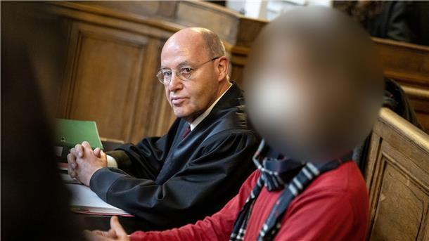 Klimaaktivisten vor Gericht - Geldstrafen verhängt Der Angeklagte (r.) neben seinem Anwalt Gregor Gysi.