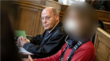 Der Angeklagte (r.) neben seinem Anwalt Gregor Gysi.