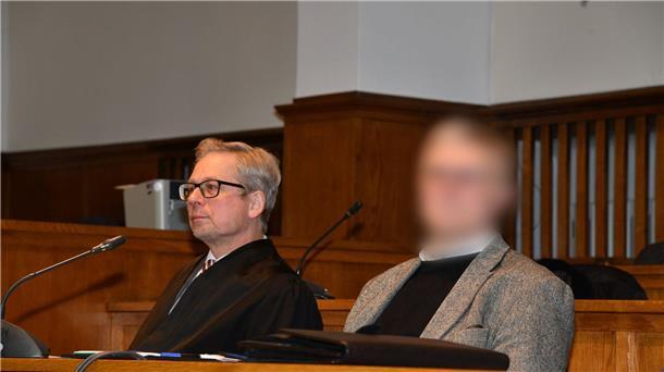 Sexuelle Nötigung: Ehemaliger Pfarrer weist Vorwurf zurück Der Angeklagte (r) neben seinem Anwalt im Landgericht Saarbrücken. Er muss sich wegen des Verdachts der sexuellen Nötigung verantworten.