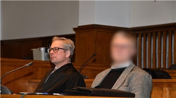Der Angeklagte (r) neben seinem Anwalt im Landgericht Saarbrücken. Er muss sich wegen des Verdachts der sexuellen Nötigung verantworten.